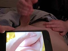 Reife Stiefmutter erwischt jungen Mann beim Masturbieren und assistiert beim Höhepunkt