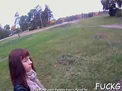 Amatérska tínedžerka je zobratá a pretiahnutá cez webovú kameru
