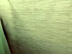 Kotitekoinen video, jossa milf saa kyrpää suihkussa