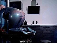 Зряла съблазнителка в примамливо облекло се отдава на игриви закачки - Ария Грандер