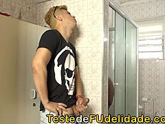 Die brasilianische Milf Coroa wird im Badezimmer in ihren großen Arsch gefickt