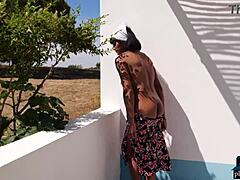 Rippade kläder avslöjar Angel Constance, en kurvig indisk milf-modell, i utomhusfotografering av Playboy