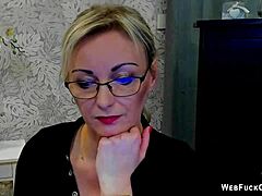 Prachtige Duitse milf laat haar bezittingen zien op de webcam