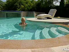Dojrzałe i krągłe blondynki oddają się rozkoszy przy basenie