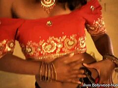 Beleza indiana madura de Bollywood em uma sessão solo quente
