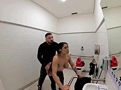 Jade cosplayer se envolve em um encontro quente no banheiro com uma MILF durante a festa de Halloween