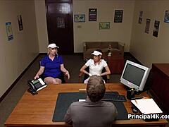 Δύο μαθητές εκπλήσσουν τον διευθυντή με μια πίπα στο γραφείο του