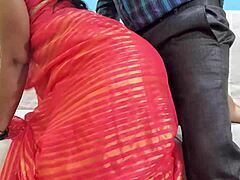 Milf matura in sari rosa viene dominata da un giovane stallone