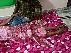 Зрелая индийская домохозяйка балуется страстным сексом со своим другом