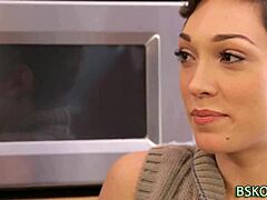 Lily Labeau recebe prazer oral de seu parceiro