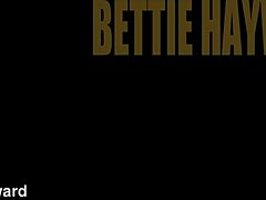 Bettie Haywards volwassen en sexy optreden leidt tot een bevredigend hoogtepunt