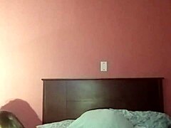 MILF mamica uživa v pošastnem tiču v domačem videu