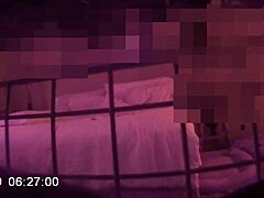 Amatorska macocha zostaje przyłapana na ukrytej kamerze podczas wielokrotnych orgazmów ze swoim pasierbem
