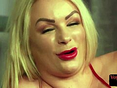 Britská milfka s veľkými prsiami sleduje, ako chlap tajne masturbuje