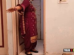 Indisk mogen hemmafru längtar efter Biharis penis medan han kissar