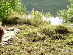 Kypsä nainen nielee cum ja kusta julkisesti uima-järvellä