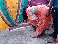 Индийская домохозяйка занимается сексом на улице, записанная местным любительским веб-шоу