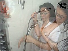 Моят партньор ме заснема как се задоволявам в банята