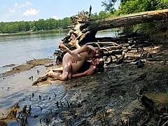 Isteri yang berisi bersetubuh dengan suaminya di dalam lumpur semasa berjalan-jalan di alam semula jadi - menampilkan Becky Tailorxxx