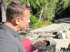 Brunetka MILF dostává anál od údržbáře bazénu v Mofozo com videu