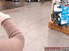 Een dikke Duitse moeder met bruin haar wordt op straat opgehaald