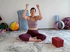 Aurora Willows memimpin kelas yoga untuk wanita dewasa