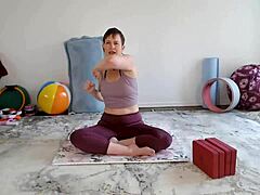 Aurora Willows lidera uma aula de yoga para mulheres maduras