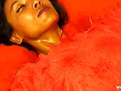 Desi zralá žena dostává smyslnou masáž a intimní okamžiky