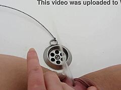 En samling kissande fittvideor med en mogen kvinna som kissar i badkaret, med närbilder och ASMR-effekter