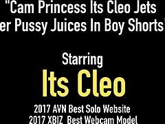 ดารา Cam ที่เป็นผู้ใหญ่ Cleo พอใจตัวเองในกางเกงขาสั้นเด็กชาย