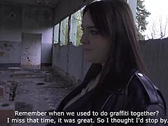 Wanita dewasa Rusia memberikan blowjob di area konstruksi yang tua