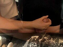 Зряла жена подготвя пениса си с брашно за интимна вечеря