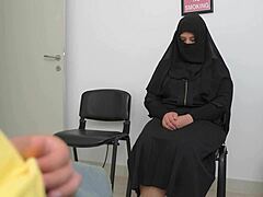 성숙한 아랍 여성이 의사 진료실에서 자위하는 나를 발견합니다