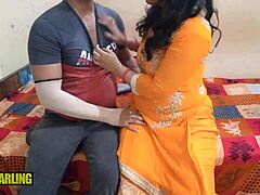 Rijpe Punjabi huisvrouw verleidt haar stiefzoon met een stoute korte broek en gedurfde pijpbeurt