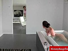 Ibu yang lebih tua tertangkap bersenang-senang di bak mandi