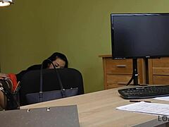 Секс в офисе за деньги: агент Инга Дьявол соблазняет блондинку во время интервью