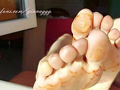 Házi készítésű lábfetish videó, amely a szerető tökéletes sarkát és piszkos lábát mutatja be
