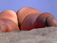 Swing Pantai yang ketat: MILF Nudist Ditutup dengan Air mani pada Spycam Tersembunyi