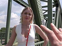 Верена Максия, немецкая пума-блондинка, соблазняет своего агента по кастингу для секса на улице
