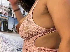 Anna Maria, en kubansk porrstjärna, retar i slitna rosa underkläder