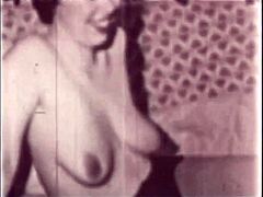 Vintage fucking dan vagina berbulu dengan milf dewasa dalam video porno Retro ini