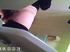 Скрита камера засне бабата аматьорка в банята