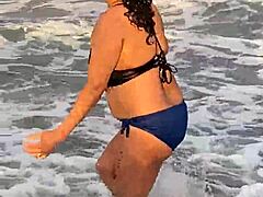 Bintang porno paling panas di Pantai Miami mempamerkan payudaranya yang besar dan ditumbuk