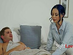 Busty MILF z niebieskimi włosami przyłapuje syna masturbującego się na jej zdjęciu