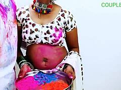Mamá india amateur con grandes pechos es follada en Happy Holi