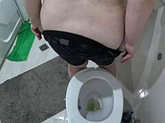 אישה מבוגרת עם חזה גדול נתפסת במצלמה חבויה בשירותים
