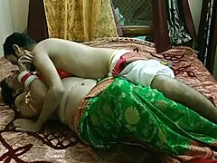 زوجة الأب الهندية و تلميذها المراهق ينخرطان في ممارسة جنسية ساخنة