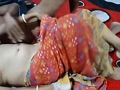 Una madre india en un sari rojo tiene sexo duro con su novio en la webcam