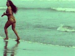 Milf-Göttin trainiert mit Strumpfbändern am Strand in einer heißen Szene