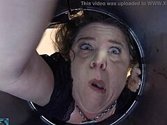O mamă vitregă amatoare cu sâni mari se eliberează într-un coş de gunoi